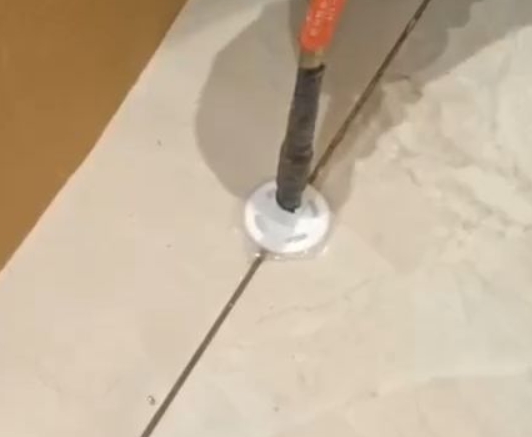 宝兴瓷砖空鼓维修公司专业解答瓷砖在铺贴过程中，如果没有涂抹均匀到位的粘结材料（如水泥砂浆或瓷砖胶），可能会导致以下问题