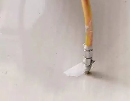 宝兴瓷砖空鼓维修公司专业解答在瓷砖铺贴过程中，如果使用的砂料过粗（如全部使用了粗砂），可能会导致以下问题
