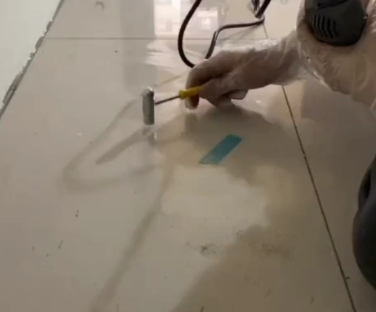 宝兴瓷砖开裂维修公司专业分享瓷砖在铺贴前如果没有沥干水分，将会导致以下问题